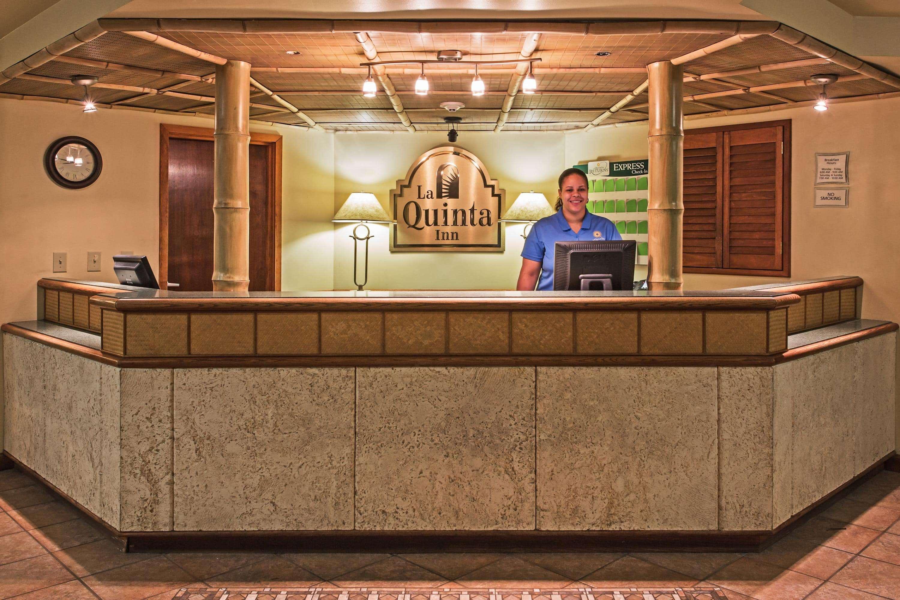 La Quinta Inn By Wyndham Tampa Near Busch Gardens Exterior photo