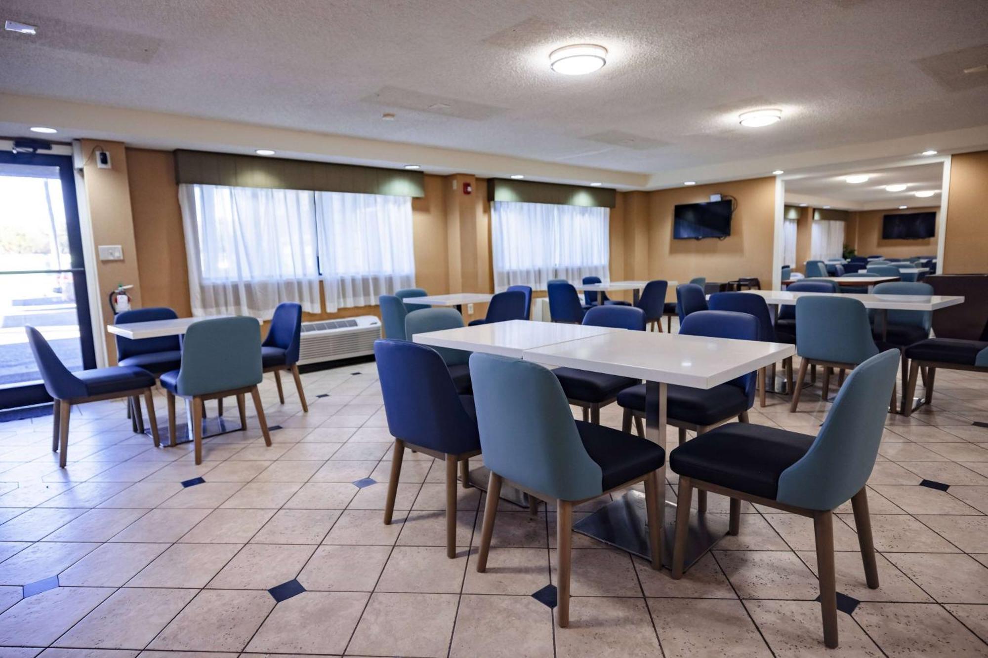 La Quinta Inn By Wyndham Tampa Near Busch Gardens Exterior photo