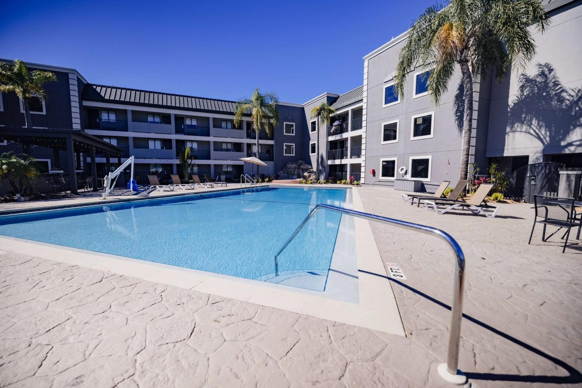 La Quinta Inn By Wyndham Tampa Near Busch Gardens Exterior photo