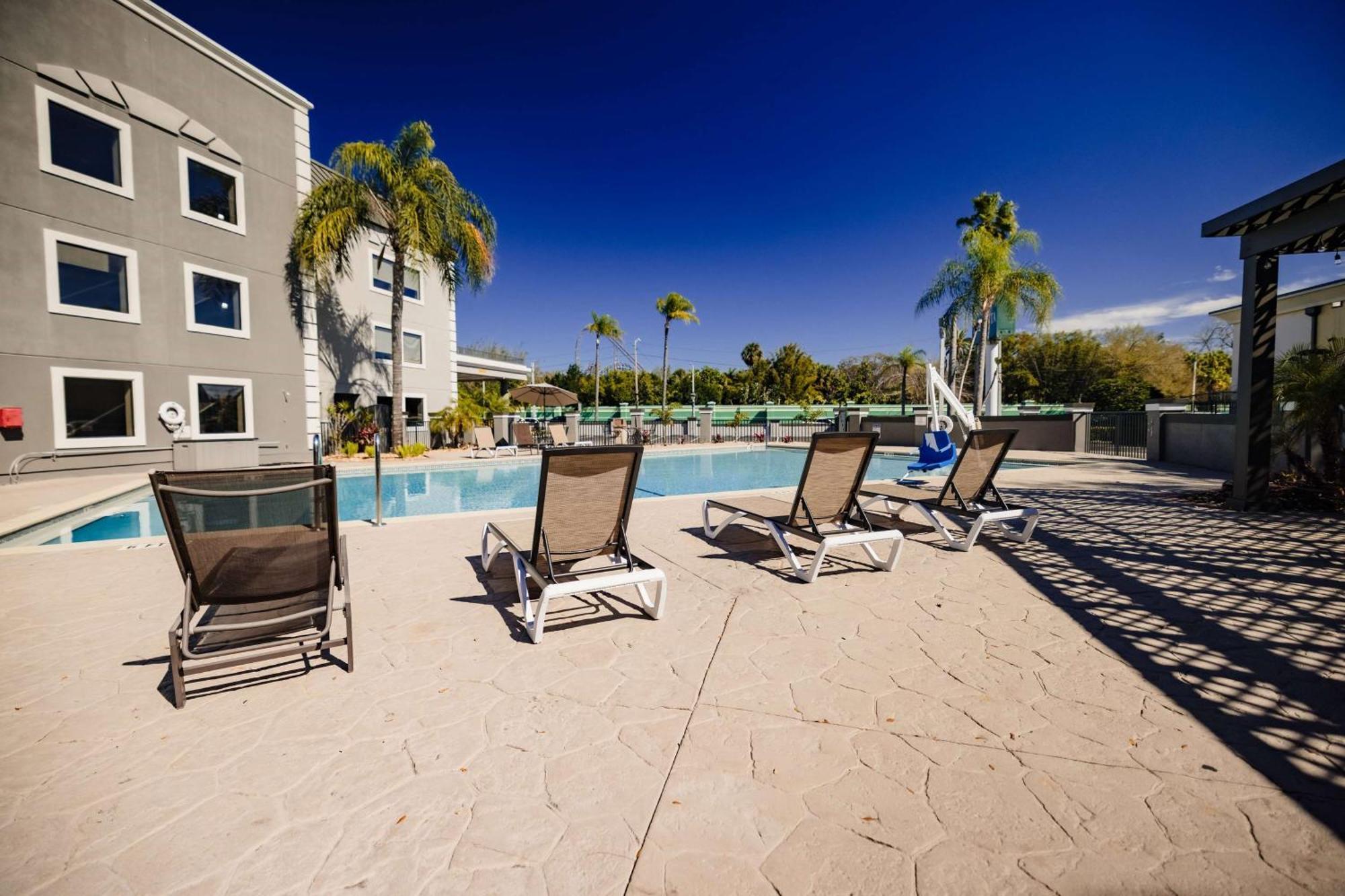 La Quinta Inn By Wyndham Tampa Near Busch Gardens Exterior photo