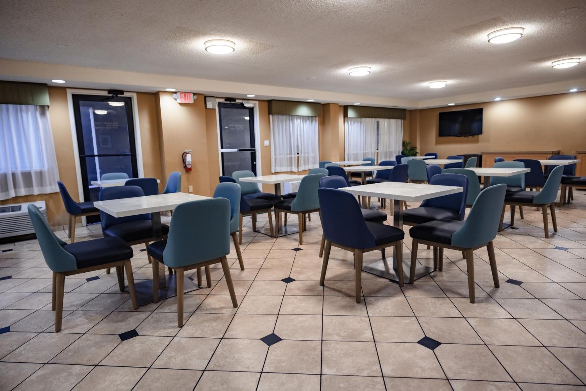 La Quinta Inn By Wyndham Tampa Near Busch Gardens Exterior photo