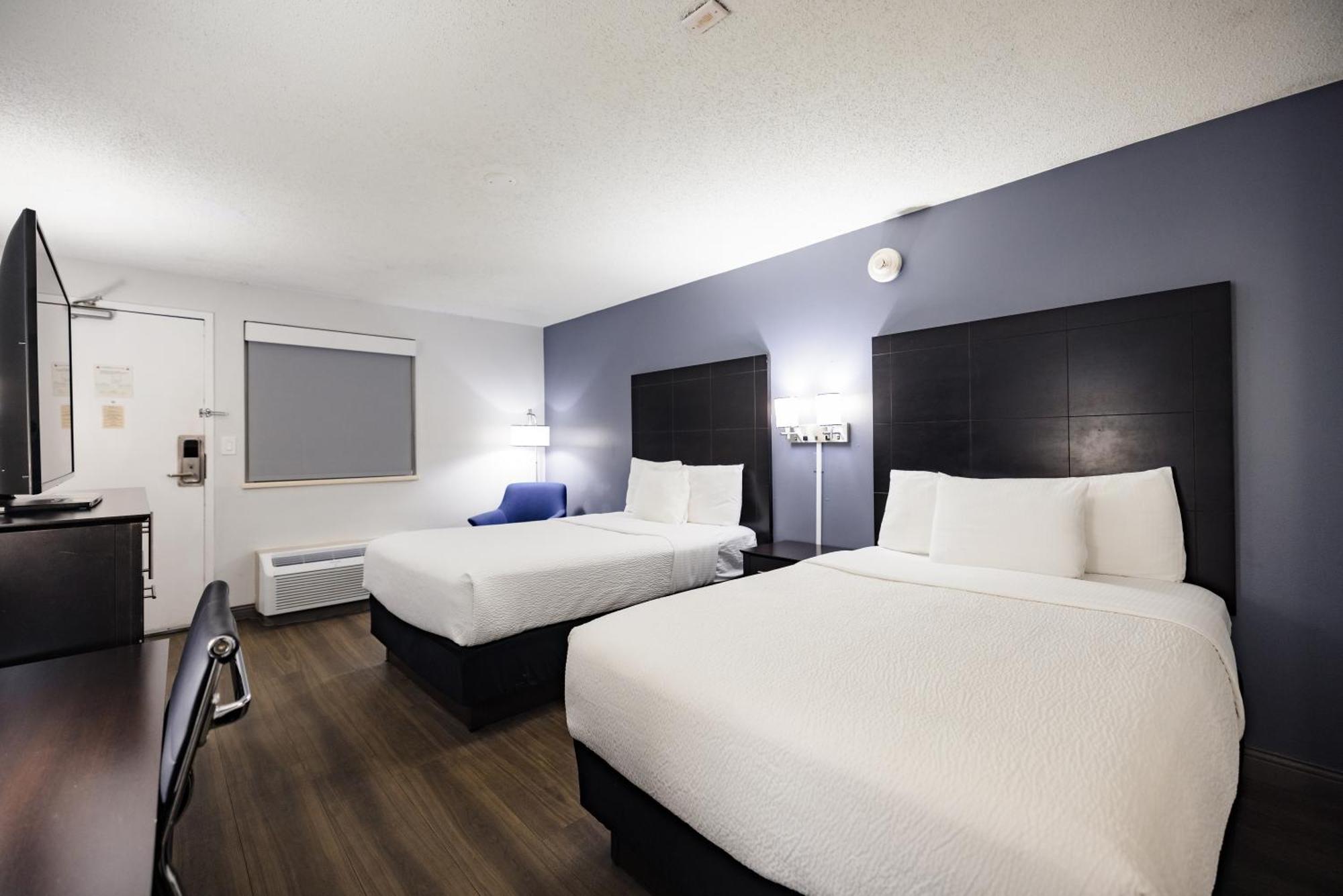 La Quinta Inn By Wyndham Tampa Near Busch Gardens Exterior photo