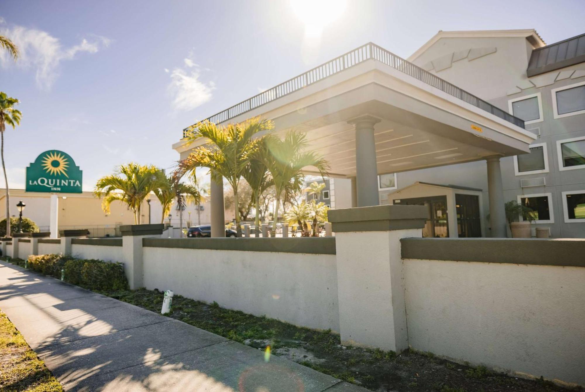 La Quinta Inn By Wyndham Tampa Near Busch Gardens Exterior photo